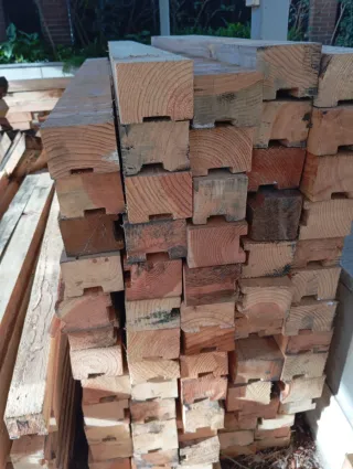 Vigas, listones, puntales, postes, palos de madera