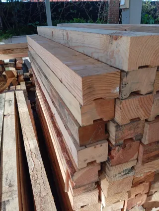 Vigas, listones, puntales, postes, palos de madera