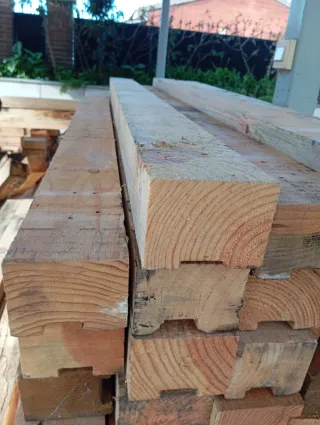 Vigas, listones, puntales, postes, palos de madera