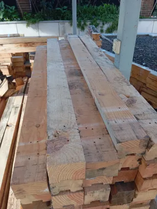 Vigas, listones, puntales, postes, palos de madera