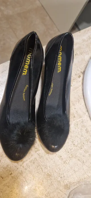 Zapatos de tacón MOMEM negros con pompón