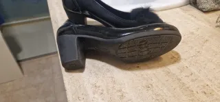 Zapatos de tacón MOMEM negros con pompón