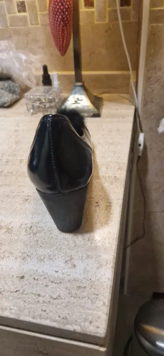 Zapatos de tacón MOMEM negros con pompón
