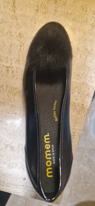 Zapatos de tacón MOMEM negros con pompón