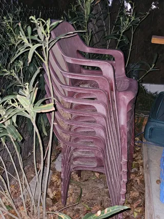 Sillas de plástico rojas apilables