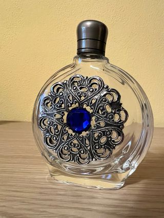 Bottiglia di vetro decorata con gemma blu