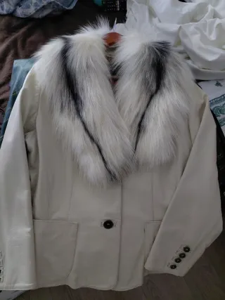 Chaqueta de piel hueso con cuello de quita y pon