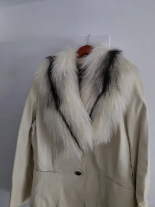 Chaqueta de piel hueso con cuello de quita y pon