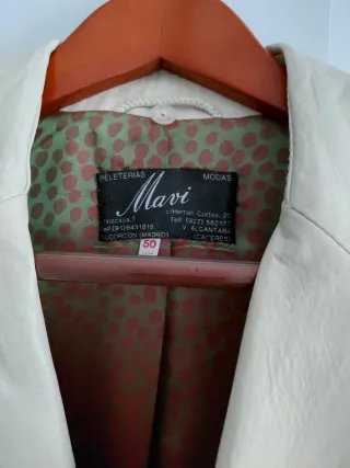 Chaqueta de piel hueso con cuello de quita y pon