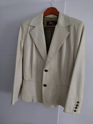 Chaqueta de piel hueso con cuello de quita y pon