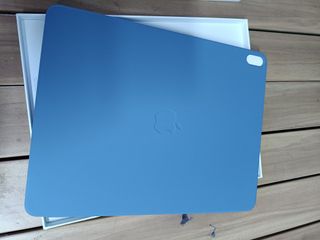 Apple La funda Smart Folio para el iPad Air (M3) se ajusta en varios ángulos de visión para leer, ver contenido, teclear o hacer llamadas FaceTime cómodamente. Además, activa el iPad Air cuando la...