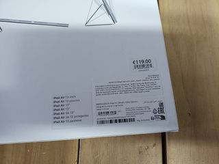 Apple La funda Smart Folio para el iPad Air (M3) se ajusta en varios ángulos de visión para leer, ver contenido, teclear o hacer llamadas FaceTime cómodamente. Además, activa el iPad Air cuando la...