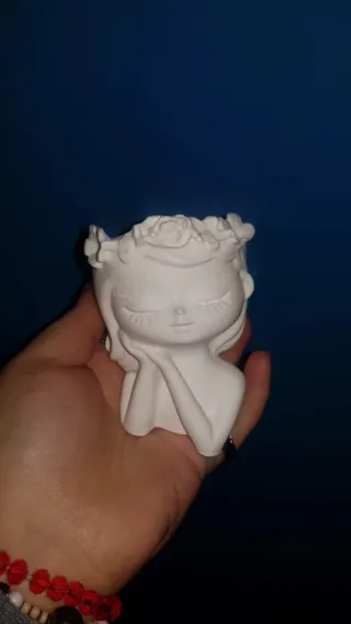 Bimba in gesso con corona di fiori. Produzione pro