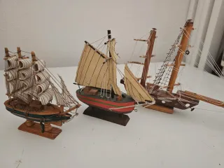 Pack 8 barcos miniatura madera y plástico