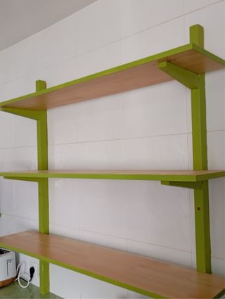 Estantería de cocina de color verde y madera.