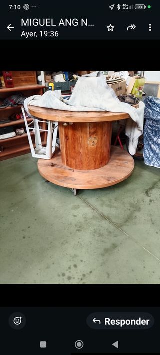 Mesa de bobina de madera y metal