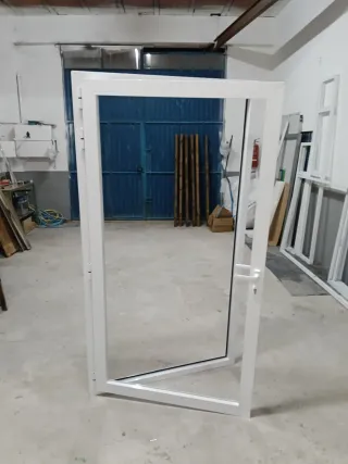 Puerta blanca de aluminio 108x200