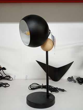 Lámpara de mesa negra con detalle madera
