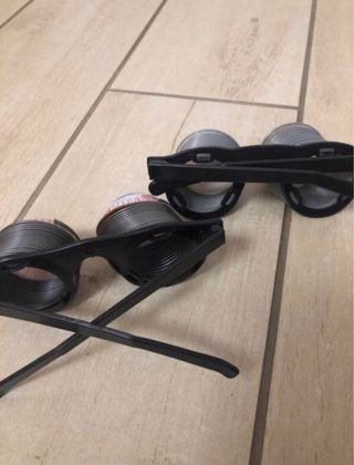 Occhiali con molle e occhi