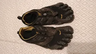 Zapatillas Vibram FiveFingers Negras REGALO CALCET