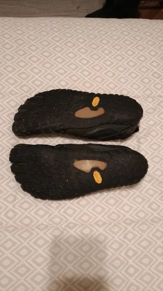 Zapatillas Vibram FiveFingers Negras REGALO CALCET