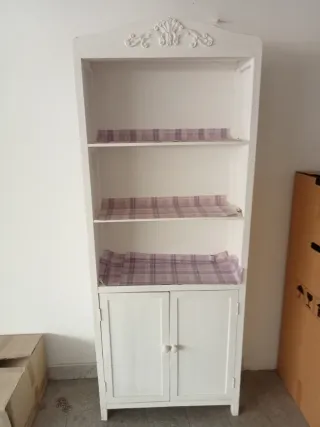 Mobiletto bianco in legno