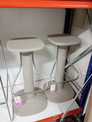 Taburete color gris con reposapiés de acero