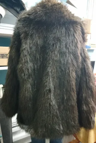 Chaquetón de pelo marrón y negro