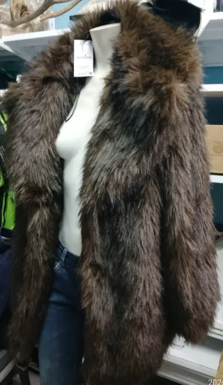 Chaquetón de pelo marrón y negro