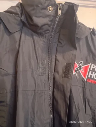 Chaqueta impermeable unisex con capucha