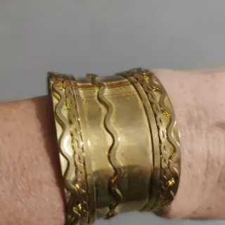 Braccialetto rigido dorato con decorazioni