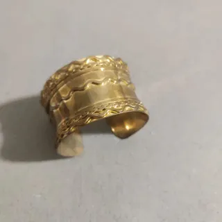 Braccialetto rigido dorato con decorazioni