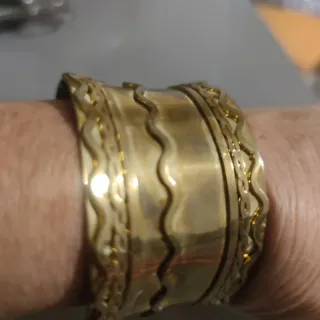 Braccialetto rigido dorato con decorazioni