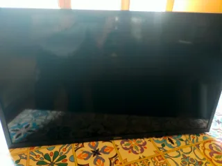 Televisor negro marca Samsung