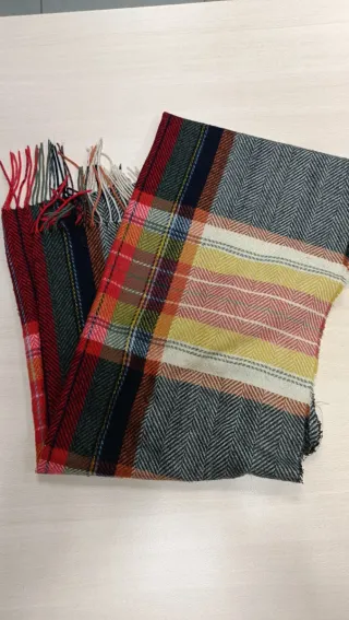 Bufanda multicolor con diseño de cuadros