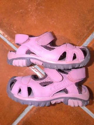Zapatillas y sandalias infantiles. Talla 24