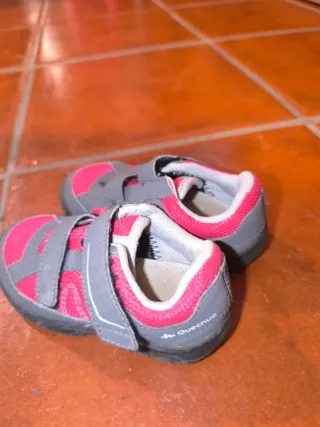 Zapatillas y sandalias infantiles. Talla 24