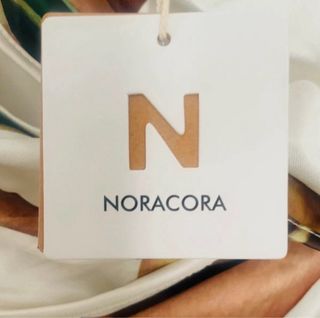 Mono floral sin usar con etiquetas