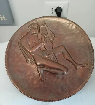Piatto in rame bassorilievo con figura maschile