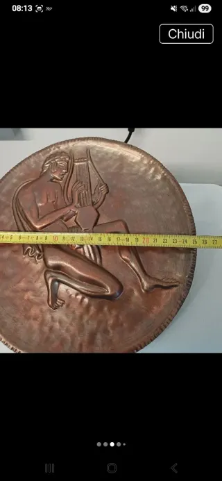 Piatto in rame bassorilievo con figura maschile