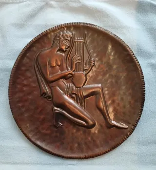 Piatto in rame bassorilievo con figura maschile