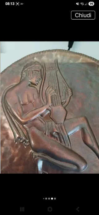 Piatto in rame bassorilievo con figura maschile