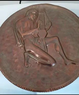Piatto in rame bassorilievo con figura maschile