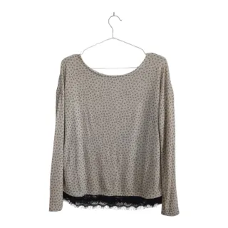 Blusa bege com padrão de corações e renda preta