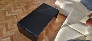 Mesita de centro cristal negro, luz nórdica