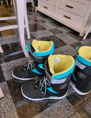 Botas de Snowboard Negras y Turquesa