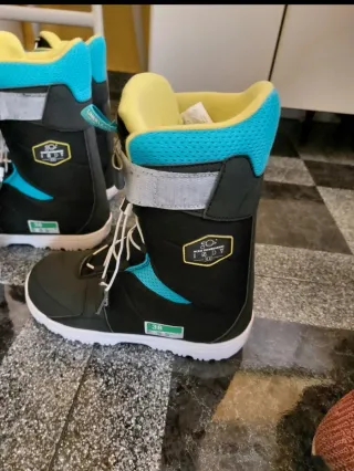 Botas de Snowboard Negras y Turquesa