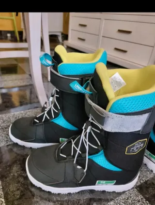 Botas de Snowboard Negras y Turquesa