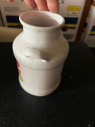 Piccolo vaso bianco con fragole