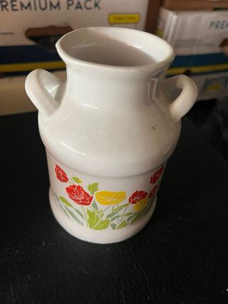Piccolo vaso bianco con fragole